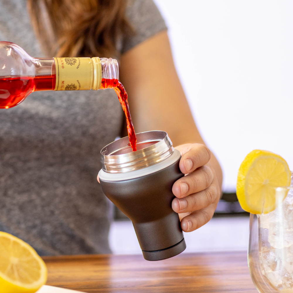 cocktail-shaker-lid-y7 Cocktail_Shaker_lifestyle_2_b714e13d-dd84-4844-956f-11cddc294041.png